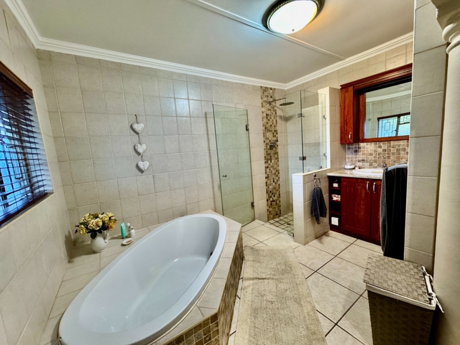 5 Bedroom Property for Sale in Van Der Hoff Park North West
